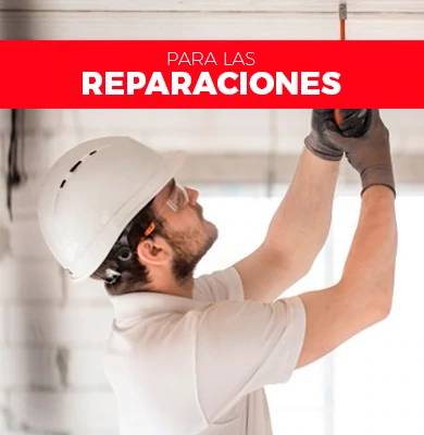 Reparaciones, trabajador reparando construcción